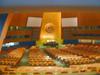 Зал заседаний Генеральной ассамблеи ООН (низкое качество из-за плохого освещения)